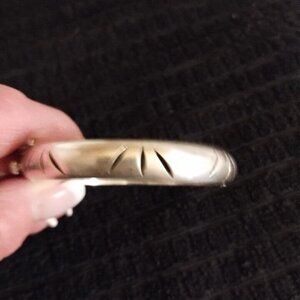 HEAVY VINTAGE ARTISAN STERLING SILVER BANGLE BRACLET (STAMPED)